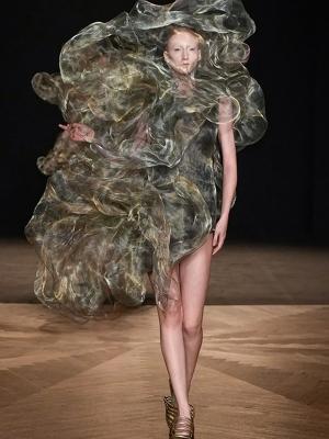 Коллекция Iris van Herpen осень-зима 2025/26 (108212-iris-van-herpen-fw-b.jpg)