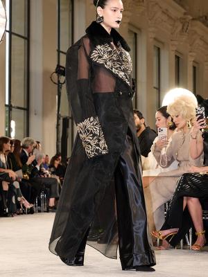 Коллекция Schiaparelli осень-зима 2025/26 (108224-schiaparelli-fw-01.jpg)