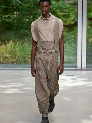 Коллекция Issey Miyake Menswear весна-лето 2026 (108404-issey-miyake-ss-08.jpg)
