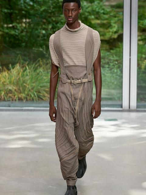 Коллекция Issey Miyake Menswear весна-лето 2026 (108404-issey-miyake-ss-08.jpg)