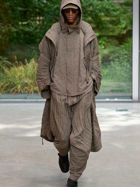 Коллекция Issey Miyake Menswear весна-лето 2026 (108404-issey-miyake-ss-b.jpg)