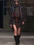 Итальянский дом высокой моды Missoni представил свою коллекцию осень‑зима 2025/26 (FW-2025/26), где классические фирменные узоры и текстуры оживают в новых пропорциях и приглушенных оттенках. Под руководством Альберто Калири, нового креативного директора, бренд мастерски сочетает наследие Оттавио и Розиты Миссони с современными тенденциями.