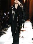 Дебют Джулиана Клауснера в роли креативного директора Dries Van Noten обозначил новое направление для бренда. Дизайнер сохранил характерные черты стиля дома, добавив им современное звучание и более выразительные акценты.