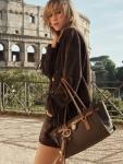 Michael Kors представил новую рекламную кампанию, снятую в Риме, где гламур встречается с винтажной эстетикой. В объективе фотографа – живописные улочки, исторические интерьеры и атмосфера итальянского шика. Кампания подчеркивает элегантность бренда и переосмысляет классический стиль через современные детали.