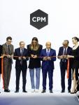 2 сентября стартовал 44-й сезон CPM – Collection Première Moscow, крупнейшего индустриального события мира моды в России. На площадке на протяжении четырех дней представлены коллекции весна-лето 2026 от 900 брендов женской, мужской и детской одежды, нижнего белья и аксессуаров из 23 стран. На церемонии открытия гостей приветствовал эксперт моды, теле- и радиоведущий Владислав Лисовец, а также генеральный директор компании-организатора CPM – «Экспо Фьюжн» – Александр Шайников, президент Стамбульской ассоциации экспортеров готовой одежды iHKiB Мустафа Гультепе (Mustafa Gültepe) и генеральный директор ассоциации Ente Moda Italia (EMI) Альберто Скаччони (Alberto Scaccioni). Первый день выставки посетили такие медийные гости как Олеся Судзиловская, Ирина Безрукова, Эвелина Бледанс, Инна Жиркова, Ирина Лачина и многие другие.