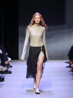 Деконструкция в новой коллекции бренда Persve (108851-persve-2025-02.jpg)