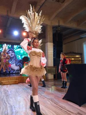 На выставке «Русский дом» МХПИ представили коллекцию «Пшеничный обоз» с подлинными вышивками XIX века  (108990-mxpi-russkiy-dom-