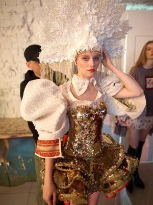 На выставке «Русский дом» МХПИ представили коллекцию «Пшеничный обоз» с подлинными вышивками XIX века  (108990-mxpi-russkiy-dom-