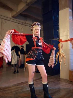 На выставке «Русский дом» МХПИ представили коллекцию «Пшеничный обоз» с подлинными вышивками XIX века  (108990-mxpi-russkiy-dom-