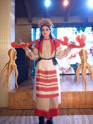 На выставке «Русский дом» МХПИ представили коллекцию «Пшеничный обоз» с подлинными вышивками XIX века  (108990-mxpi-russkiy-dom-