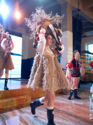 На выставке «Русский дом» МХПИ представили коллекцию «Пшеничный обоз» с подлинными вышивками XIX века  (108990-mxpi-russkiy-dom-