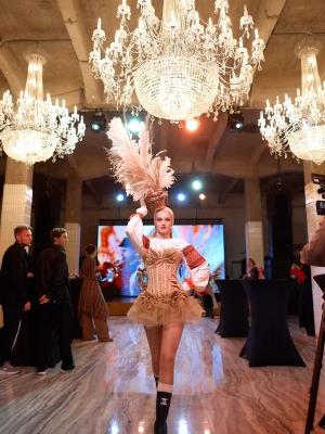 На выставке «Русский дом» МХПИ представили коллекцию «Пшеничный обоз» с подлинными вышивками XIX века  (108990-mxpi-russkiy-dom-