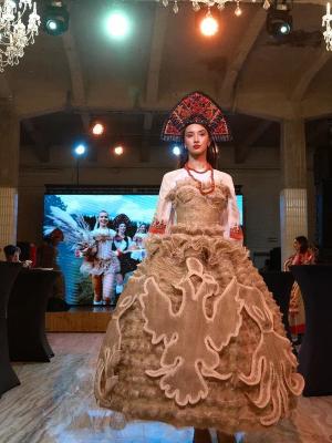 На выставке «Русский дом» МХПИ представили коллекцию «Пшеничный обоз» с подлинными вышивками XIX века  (108990-mxpi-russkiy-dom-