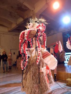 На выставке «Русский дом» МХПИ представили коллекцию «Пшеничный обоз» с подлинными вышивками XIX века  (108990-mxpi-russkiy-dom-