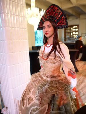 На выставке «Русский дом» МХПИ представили коллекцию «Пшеничный обоз» с подлинными вышивками XIX века  (108990-mxpi-russkiy-dom-