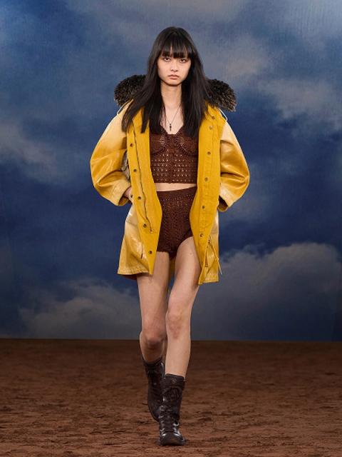 Коллекция Burberry весна-лето 2026 (109056-burberry-ss-06.jpg)