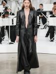 Коллекция Maison Margiela весна-лето 2026 Гленн Мартенс представил свою первую женскую коллекцию для Maison Margiela, соединив фирменные коды дома с собственным видением. На подиуме – деконструкция, скотч, деним и немного хаоса, который только усиливает притягательность происходящего.
