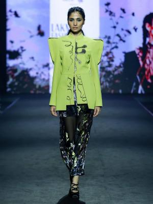 Hatsibana показал свою коллекцию на Lakmé Fashion Week (Нью-Дели, Индия) (109294-hatsibana-00.jpg)