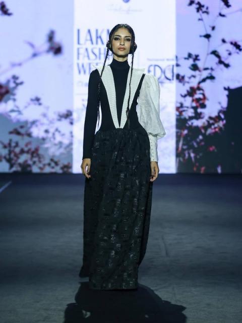 Hatsibana показал свою коллекцию на Lakmé Fashion Week (Нью-Дели, Индия) (109294-hatsibana-03.jpg) Hatsibana показал свою коллекцию на Lakmé Fashion Week (Нью-Дели, Индия) (109294-hatsibana-03.jpg)