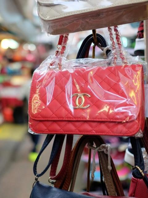 Председатель ОПИ предложил маркировать сумки и галантерею (109632-markirovka-b.jpg) Председатель ОПИ предложил маркировать сумки и галантерею (109632-markirovka-b.jpg)