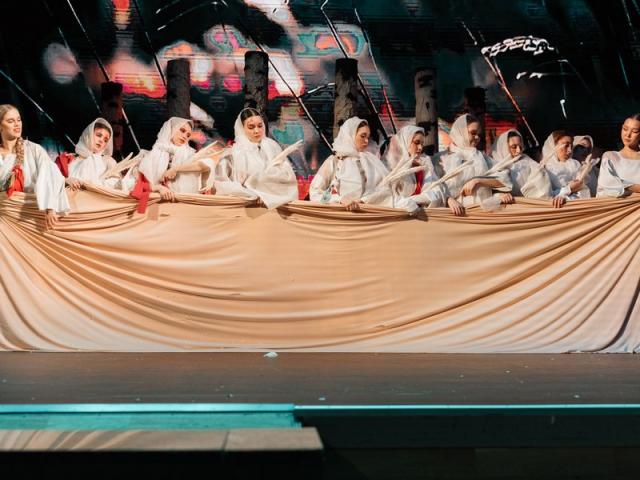 Форум «Отлично!» завершился фешн-спектаклем в стиле неофолк (109635-100bestdesign-07.jpg) Форум «Отлично!» завершился фешн-спектаклем в стиле неофолк (109635-100bestdesign-07.jpg)