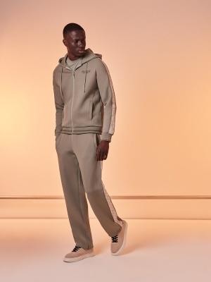 Guess представляет новую коллекцию Athleisure осень-зима 2025 (109676-guess-fw-2025-05.jpg)