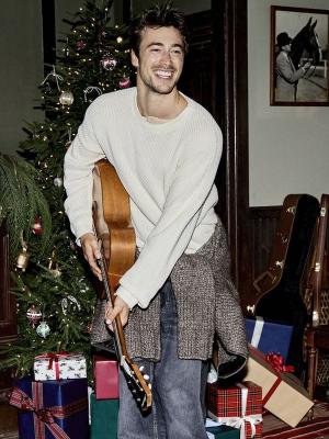 Guess Jeans представляет новогоднюю кампанию 2025 (109754-guess-jeans-2025-01.jpg)