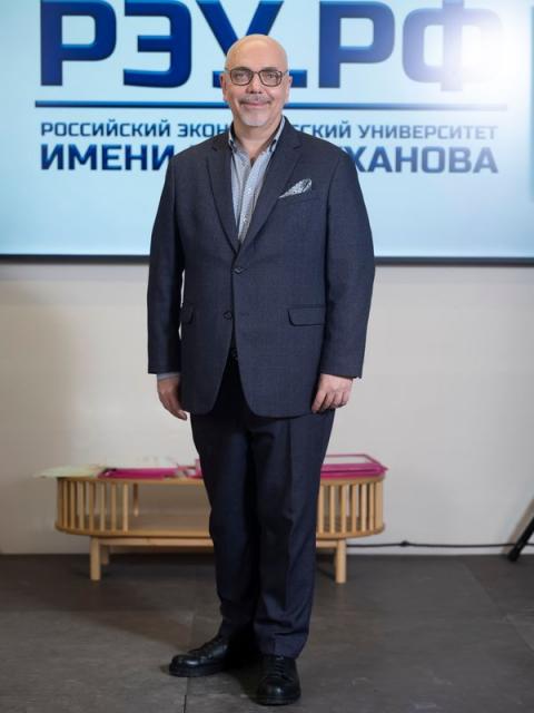 Центр моды РЭУ им. Г. В. Плеханова отметил первый юбилей (110044-fashion-center-reu-5-let-01.jpg)