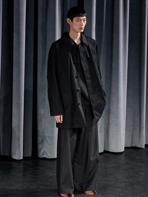 Коллекция Lemaire Menswear осень‑зима 2026 (110066-lemaire-menwwear-fw-01.jpg)