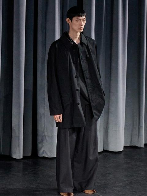 Коллекция Lemaire Menswear осень‑зима 2026 (110066-lemaire-menwwear-fw-01.jpg)