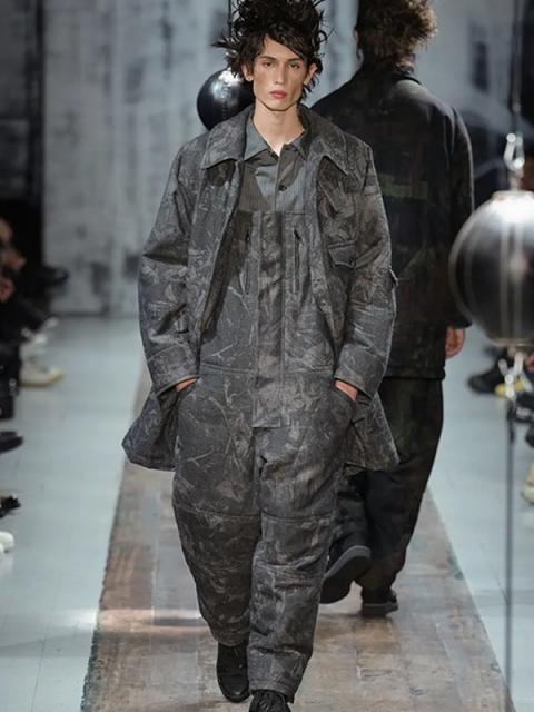 Коллекция Yohji Yamamoto Menswear осень-зима 2026 (110089-yamamoto-menswear-fw-01.jpg)