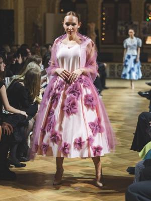 Первая в России Атомная неделя моды завершилась гала-показом в ГУМе (110123-mezhdunarodnaya-atomnaya-nedelya-mody-02.jpg)