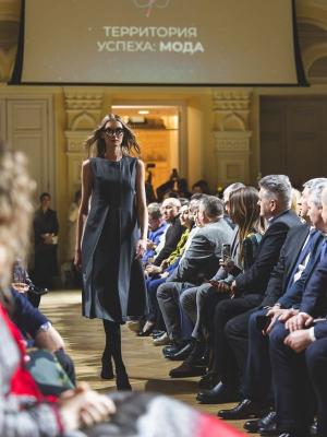Первая в России Атомная неделя моды завершилась гала-показом в ГУМе (110123-mezhdunarodnaya-atomnaya-nedelya-mody-09.jpg)