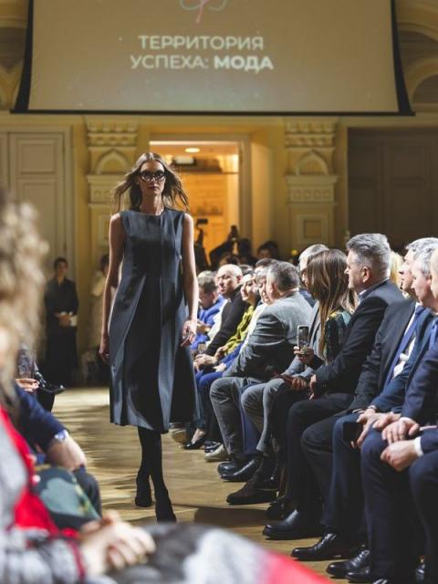 Первая в России Атомная неделя моды завершилась гала-показом в ГУМе (110123-mezhdunarodnaya-atomnaya-nedelya-mody-09.jpg) Первая в России Атомная неделя моды завершилась гала-показом в ГУМе (110123-mezhdunarodnaya-atomnaya-nedelya-mody-09.jpg)