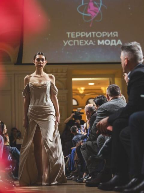 Первая в России Атомная неделя моды завершилась гала-показом в ГУМе (110123-mezhdunarodnaya-atomnaya-nedelya-mody-17.jpg)
