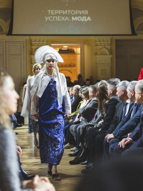 Первая в России Атомная неделя моды завершилась гала-показом в ГУМе (110123-mezhdunarodnaya-atomnaya-nedelya-mody-26.jpg)