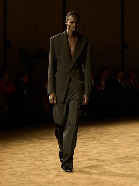 Коллекция Saint Laurent Menswear осень-зима 2026 (110165-saint-laurent-fw-01.jpg) Коллекция Saint Laurent Menswear осень-зима 2026 (110165-saint-laurent-fw-01.jpg)