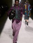Коллекция Dries Van Noten Menswear осень-зима 2026 рассказывает о взрослении и поиске собственного стиля. Вещи выглядят так, будто они собраны из разных периодов жизни: уютный трикотаж, свободные пальто, мягкие силуэты.