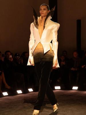 Коллекция Schiaparelli Couture весна-лето 2026 (110346-schiaparelli-ss-01.jpg)