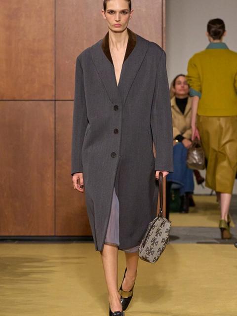 Коллекция Tory Burch осень-зима 2026 (110491-tory-burch-fw-04.jpg) Коллекция Tory Burch осень-зима 2026 (110491-tory-burch-fw-04.jpg)