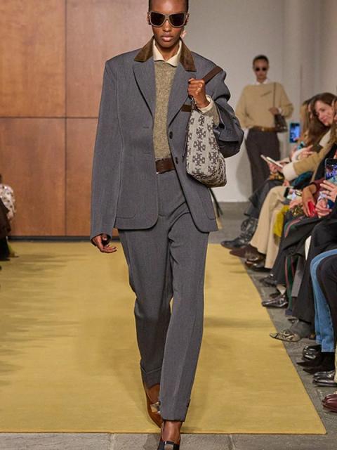 Коллекция Tory Burch осень-зима 2026 (110491-tory-burch-fw-05.jpg) Коллекция Tory Burch осень-зима 2026 (110491-tory-burch-fw-05.jpg)