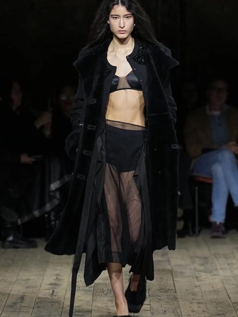 Коллекция Simone Rocha осень-зима 2026 (110549-simone-rocha-fw--08.jpg)