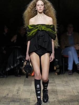Коллекция Simone Rocha осень-зима 2026 (110549-simone-rocha-fw-02.jpg)