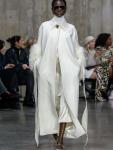 Британский бренд Joseph вернулся на подиум London Fashion Week осень‑зима 2026 с коллекцией, вдохновленной скульптурой. Мягкие текучие ткани сочетаются с четкими силуэтами и глубокими складками, плотные материалы придают структуру, а акценты на талию, крупные ремни и аксессуары делают образы завершенными.