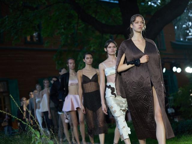 Лина Дембикова, Тамара Рамазанова и Яна Старикова наметили тренды 2026 года (110591-moscow-fashion-week-2026-03.jpg) Лина Дембикова, Тамара Рамазанова и Яна Старикова наметили тренды 2026 года (110591-moscow-fashion-week-2026-03.jpg)