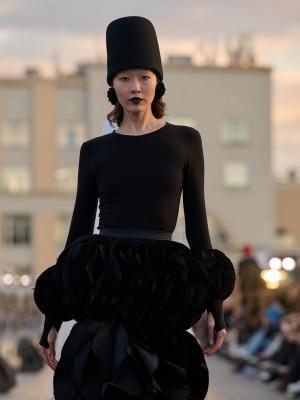 Лина Дембикова, Тамара Рамазанова и Яна Старикова наметили тренды 2026 года (110591-moscow-fashion-week-2026-b.jpg)