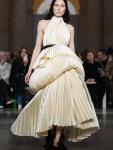 Осенне-зимняя коллекция Erdem вновь обращается к фирменной романтической эстетике бренда. Дизайнер Эрдем Моралиоглу соединил исторические силуэты, цветочные мотивы и богатые фактуры – от кружева до плотного твида.