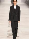 Осенне-зимняя коллекция Fendi стала новым этапом для модного дома: ее представила креативный директор Мария Грация Кьюри. Дизайнер обратилась к наследию бренда, соединив строгие силуэты, прозрачные ткани и фирменную работу с мехом. Коллекция получилась элегантной и современной, сохраняя характерную для Fendi утонченность и внимание к деталям.