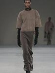 Осенне-зимняя коллекция Max Mara вдохновлена образом Матильды Каносской – одной из самых влиятельных женщин Средневековья. Креативный директор Йен Гриффитс переосмыслил исторические мотивы через фирменную эстетику бренда: строгие силуэты, благородные ткани и безупречную верхнюю одежду. В результате получился гардероб уверенной современной женщины, где сила сочетается с элегантностью.