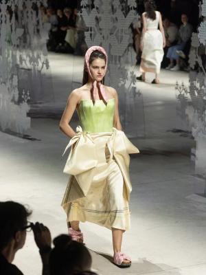 Коллекция Alena Akhmadullina «Приданое» на Московской неделе моды (110797-alena-akhmadullina-ss-01.jpg)